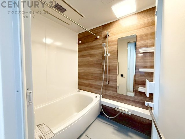 気密性と断熱性に優れ、外気の影響を受けにくく、浴室内の温度を一定に保ちやすいです。特に冬場は、暖房効率が高まり、快適なバスタイムを過ごせます。