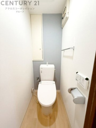 温水洗浄便座付トイレは温水洗浄機能により、暖かい水でおしりを洗浄することができ、冷たい水を使う従来の便座に比べ、温水洗浄機能で暖かいトイレを提供し、快適な使用を可能にします。