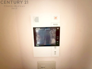 訪問者が来たときにテレビ画面で確認できるため、安心してドアを開けられます。録画機能があるものもあり、留守中に来訪者を記録しておくことができます。利便性が高く、セキュリティ面でも安心です。