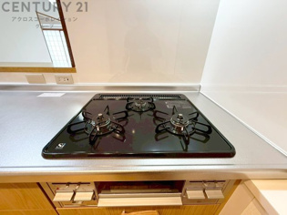 多数の調理器具を同時に使用でき、料理の効率化が可能。省エネで節約になり、様々な料理スタイルに適応できます。また、火力調整が独立しており、手入れや掃除もしやすく、今よりもっとお料理が楽しくなるかも。