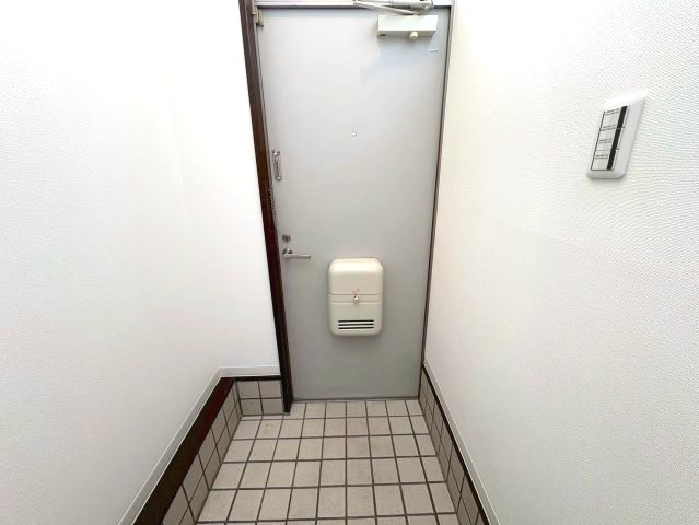 メゾン津々山台B棟の玄関