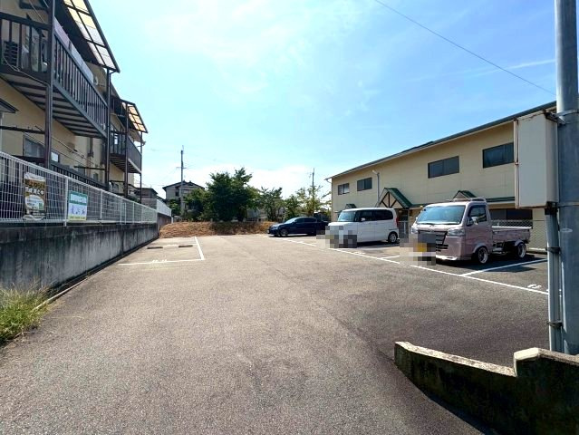 メゾン津々山台B棟の駐車場