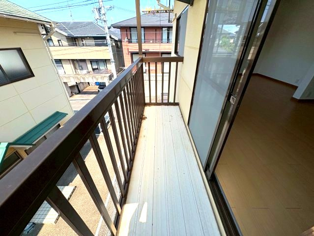 メゾン津々山台B棟のバルコニー