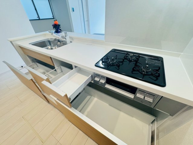 ■■南城市佐敷新里－2号棟（全４棟）のキッチン|コンパクトなキッチンで掃除もラクラク