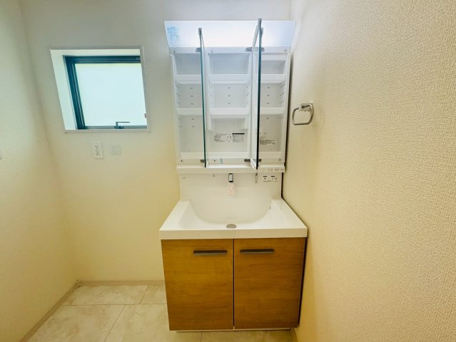 ■■南城市佐敷新里－2号棟（全４棟）の独立洗面台|独立洗面台あり、毎朝おしゃれに忙しい女性の方におすすめです