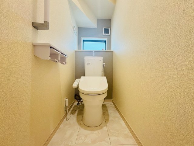 ■■南城市佐敷新里－2号棟（全４棟）のトイレ|ゆったりとした空間のトイレです