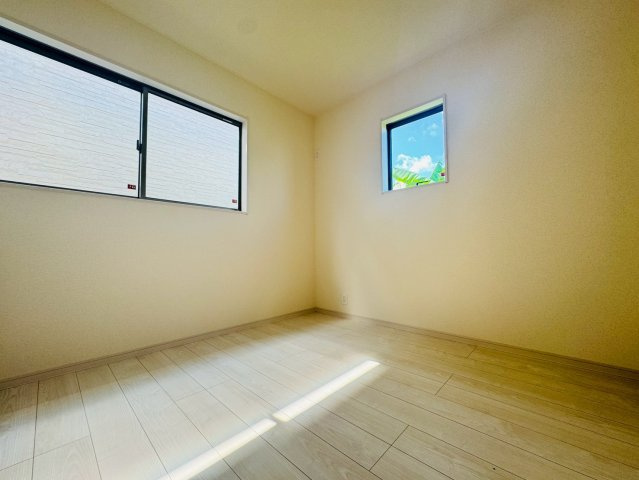 ■■南城市佐敷新里－2号棟（全４棟）の洋室|落ち着いた色調の洋室です