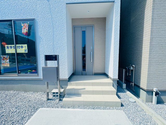 ■■南城市佐敷新里－2号棟（全４棟）のエントランス