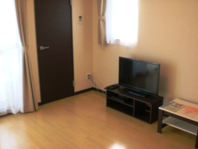 レオネクストセレーネの居間・リビング|テレビ・机（101・201・104・204のみ出窓あり。）