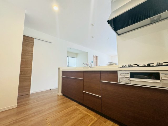 ■■南城市佐敷新里－3号棟（全４棟）のキッチン|キッチンでお料理をお楽しみください