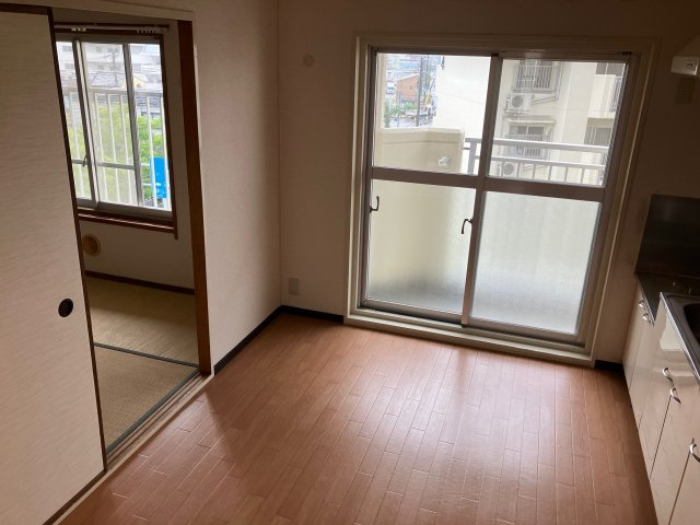 兵庫県公社　宝塚安倉（３）１号棟の居間・リビング|ゆったりとしたリビングです