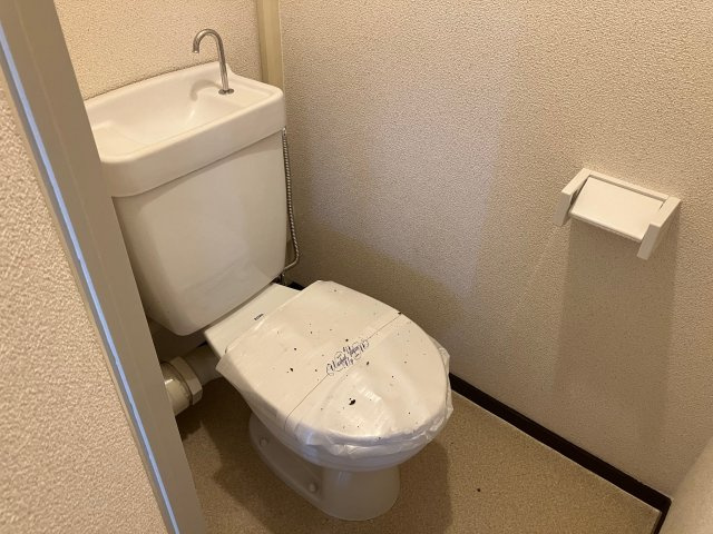 兵庫県公社　宝塚安倉（３）１号棟のトイレ|多機能便座を置けるようコンセントが設置されています