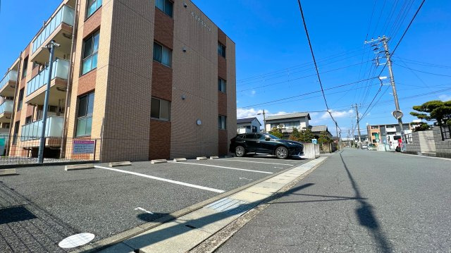 ルミナスコートの駐車場