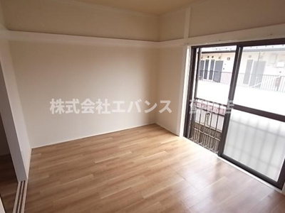 【寝室】 | ル・ショコラ宮崎町 | 広くて明るい寝室