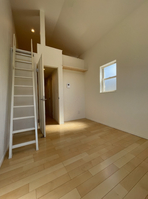 アザーレ・パッシオ栗谷Ｃの居間・リビング|別部屋の類似写真です