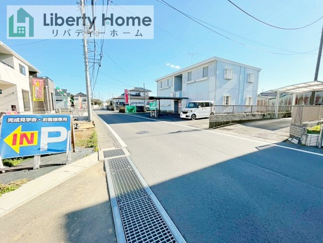 土浦市板谷4丁目25-P1　新築戸建　1号棟の前面道路含む現地写真