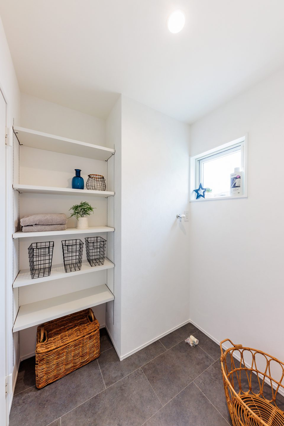 南国市大埇甲　中古一戸建ての脱衣所|可動棚付きで収納力のあるの脱衣室。タオルや着替え、ランドリー用品をすっきり整理でき、使い勝手の良い空間です