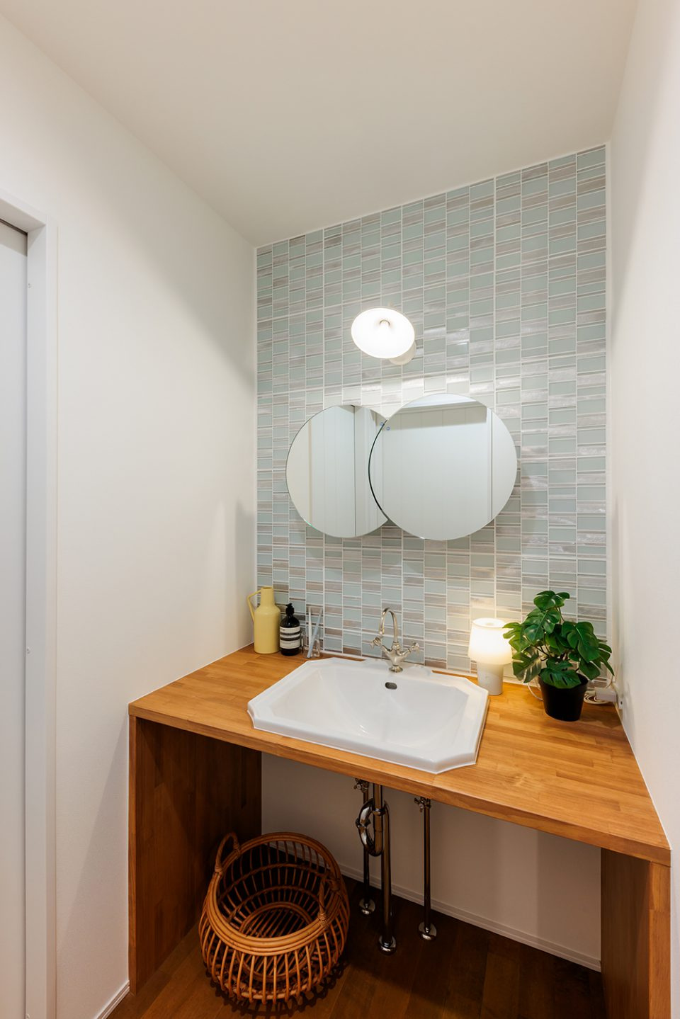 南国市大埇甲　中古一戸建ての独立洗面台|木目×タイルで上品可愛い洗面台♡丸ミラーがアクセントにな⤴って、毎朝の支度も気分UP⤴