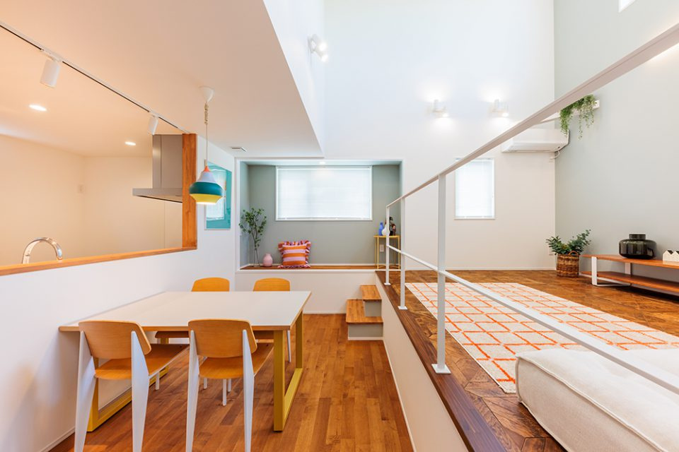 南国市大埇甲　中古一戸建ての居間・リビング|キッチン横にダイニング、段差上には光あふれるスキップフロアのリビング。北欧テイストの彩りが映える、おしゃれで開放的なLDKです