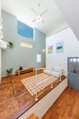南国市大埇甲　中古一戸建ての居間・リビング|高窓から光が降り注ぐスキップフロアの2階リビング。人目を気にせず明るく、湿気がこもりにくい快適空間で家族の時間を楽しめます。