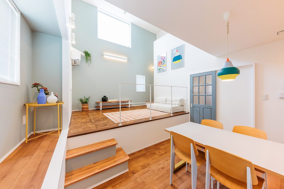 南国市大埇甲　中古一戸建ての居間・リビング|キッチン横にダイニング、段差上には光あふれるスキップフロアのリビング。北欧テイストの彩りが映える、おしゃれで開放的なLDKです