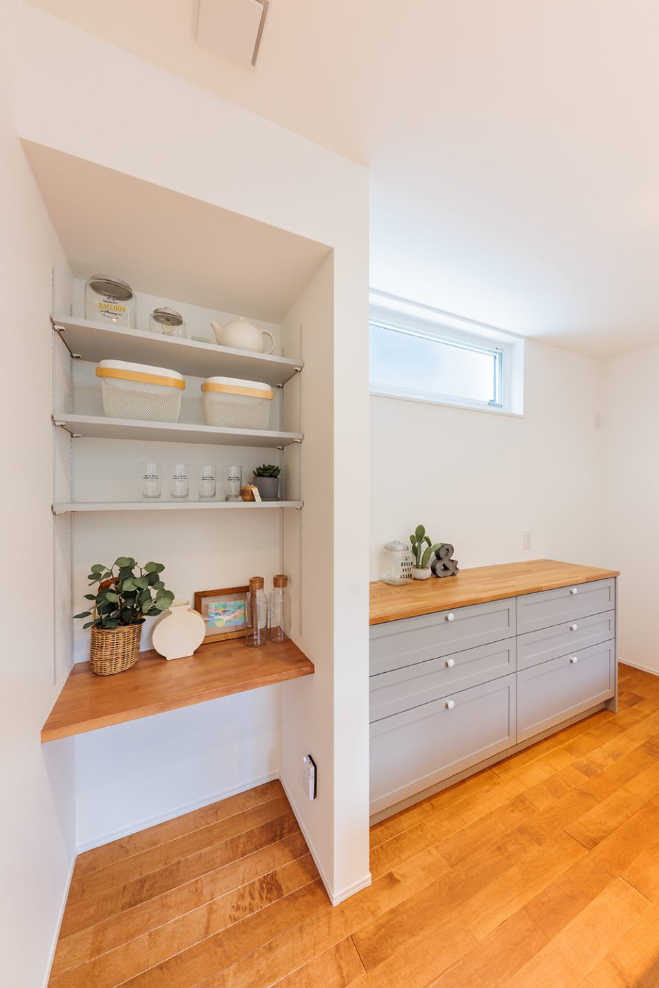 南国市大埇甲　中古一戸建ての収納|木目天板×グレー扉のカップボードが可愛い♡パントリー付きでキッチン収納もバッチリ！