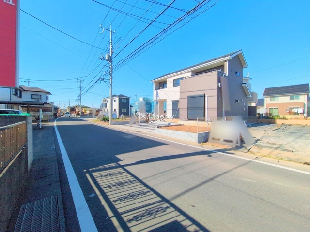 土浦市板谷4丁目25-P1　新築戸建　12号棟の前面道路含む現地写真