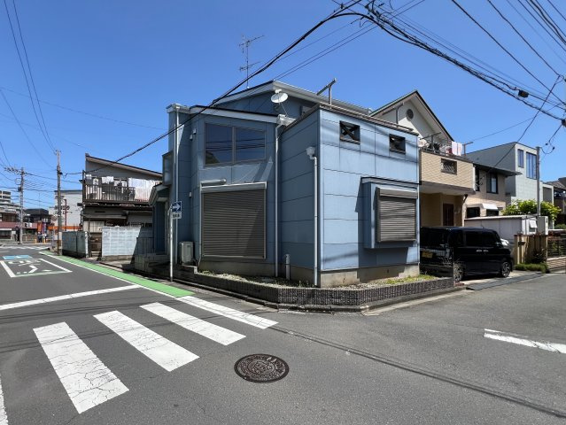 ふじみ野市富士見台の中古一戸建の前面道路含む現地写真|南西角地に立地！