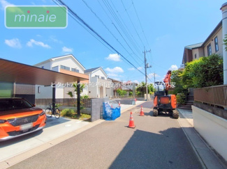 【前面道路含む現地写真】 | 外観耐震等級3、地震に強いお家です♪同タイプ
モダンなデザインが印象的な広々とした外観。閑静な住宅街に佇む魅力的な物件です。