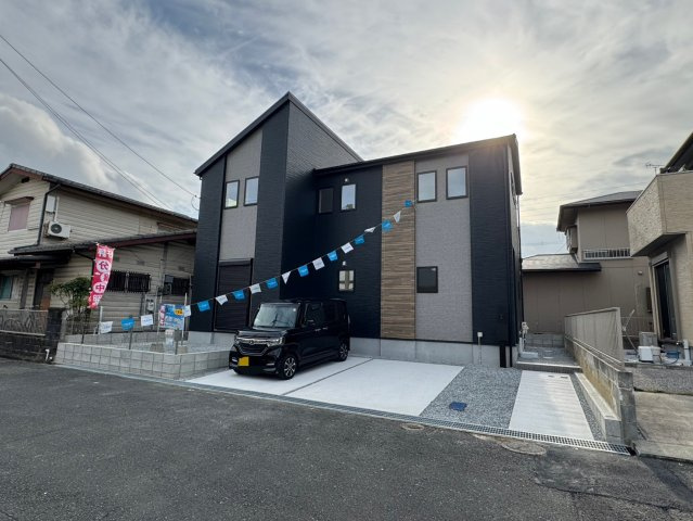 Adoble+アドブル＋小倉南区中貫1丁目3期　【小倉南区　新築戸建て】の駐車場|駐車スペースが広いので、運転が苦手な方でも安心して駐車できます。　【小倉南区　新築戸建て】