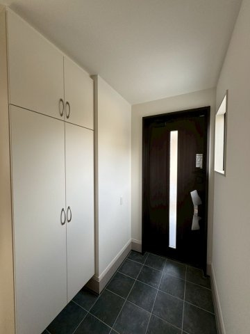 Adoble+アドブル＋小倉南区中貫1丁目3期　【小倉南区　新築戸建て】の玄関|大容量のシューズボックス完備の明るい玄関【小倉南区　新築戸建て】