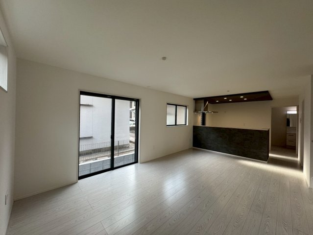 Adoble+アドブル＋小倉南区中貫1丁目3期　【小倉南区　新築戸建て】の居間・リビング|18帖の広々とした空間で、家族がゆったりとくつろげます。　【小倉南区　新築戸建て】