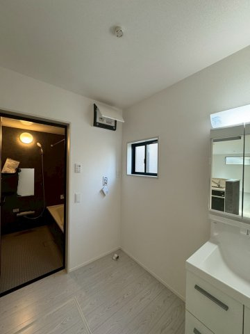 Adoble+アドブル＋小倉南区中貫1丁目3期　【小倉南区　新築戸建て】の独立洗面台|ちょうどいい広さの洗面脱衣室♪　【小倉南区　新築戸建て】