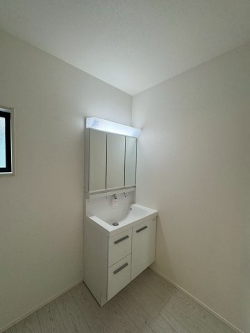 Adoble+アドブル＋小倉南区中貫1丁目3期　【小倉南区　新築戸建て】の独立洗面台|朝の身支度に便利な三面鏡の洗面化粧台♪収納スペースあり　【小倉南区　新築戸建て】