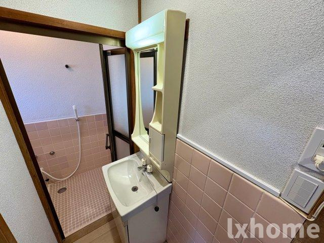 西脇貸家の洗面所|明るい洗面所です