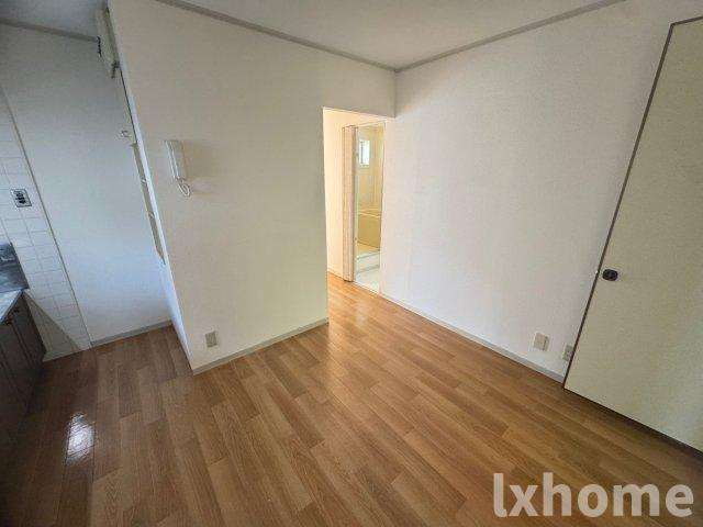 モンテサイドハイツB棟の居間・リビング|こちらのリビングで趣味の時間をお楽しみください