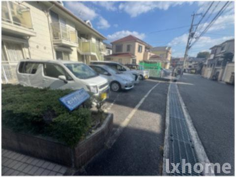 モンテサイドハイツB棟の駐車場|車をお持ちの方に嬉しい駐車場付きの物件です