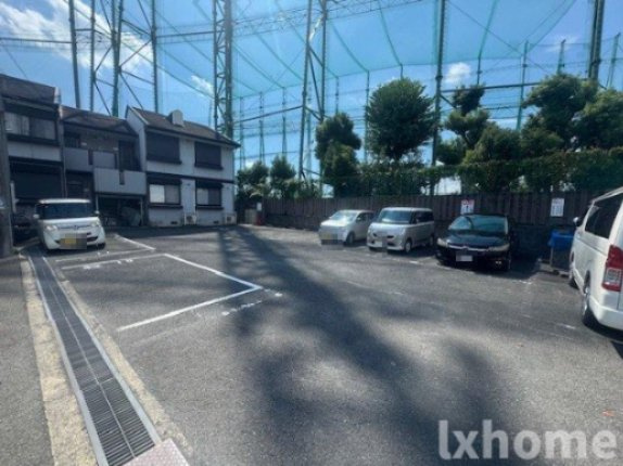 ルミエール萩原の駐車場