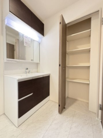 【独立洗面台】 | 吉井町長根　1号棟 | 棚板は可動式なのでお好きな高さに調節できます！