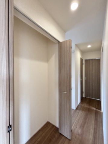 【収納】 | 吉井町長根　1号棟 | ２階の廊下には大きめの収納があるので扇風機や羽毛布団など季節もの入れに重宝いただけます♪