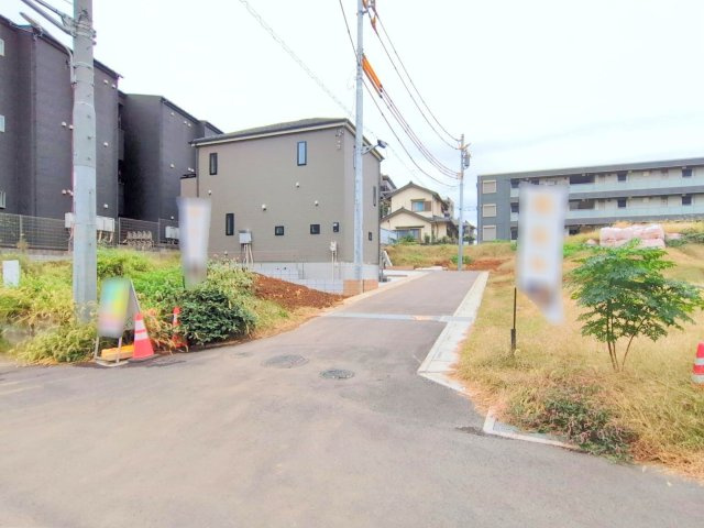 富士見市鶴瀬東２丁目の新築一戸建の前面道路含む現地写真