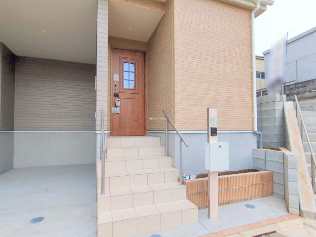 富士見市鶴瀬東２丁目の新築一戸建の玄関