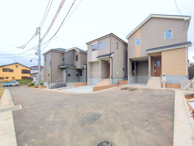 富士見市鶴瀬東２丁目の新築一戸建の前面道路含む現地写真