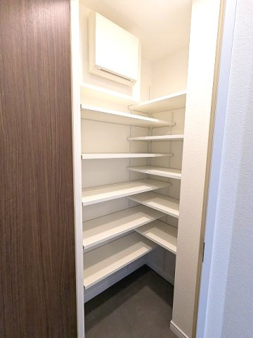 PROUD FLAT浅草の玄関|シューズインクローゼットです