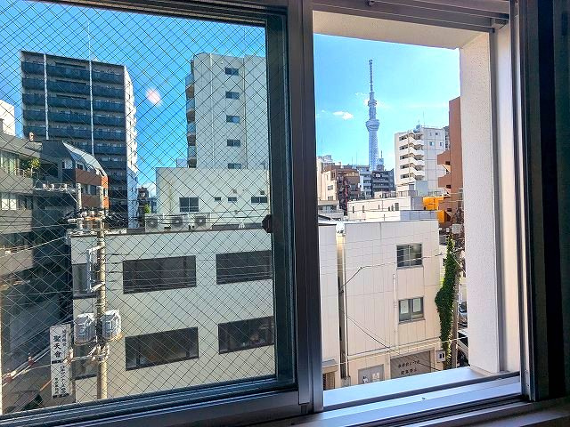 PROUD FLAT浅草の展望|角部屋2面採光4Fリビングの窓からスカイツリー隅田川花火見えます