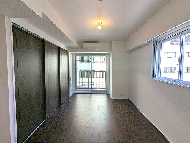 PROUD FLAT浅草の設備|インターネット無料、角部屋2面採光4Fリビングの窓とバルコニーからスカイツリー隅田川花火見えます、エアコン付、カウンターキッチン