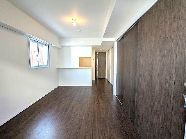 PROUD FLAT浅草の設備|インターネット無料、角部屋2面採光4Fリビングの窓とバルコニーからスカイツリー隅田川花火見えます、エアコン付、カウンターキッチン