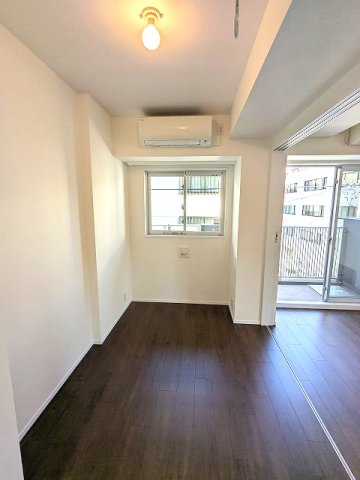 PROUD FLAT浅草の設備|洋室、エアコン付、バルコニーに面した明るい室内、取外し可能な室内物干し設備付きです、バルコニーにも干せます