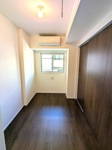 PROUD FLAT浅草の設備|洋室、エアコン付、バルコニーに面した明るい室内、取外し可能な室内物干し設備付きです、バルコニーにも干せます