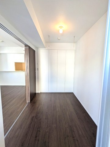 PROUD FLAT浅草の設備|洋室、エアコン付、バルコニーに面した明るい室内、取外し可能な室内物干し設備付きです、バルコニーにも干せます